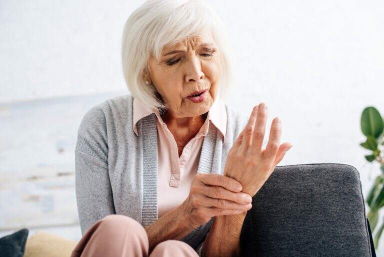 Artrite piora com o frio: como evitar as dores crônicas