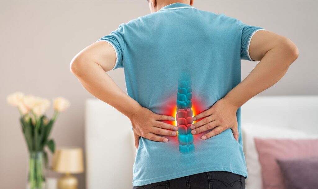 Idoso com dores nas costas por causa da doença degenerativa do disco
