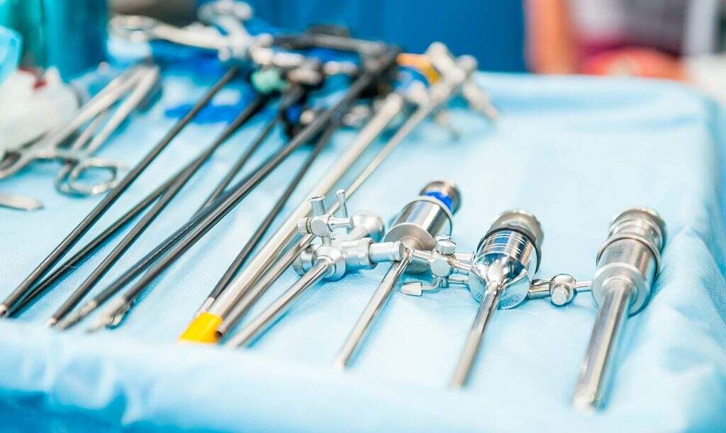mesa cirúrgica com instrumentos usados na cirurgia endoscópica da coluna