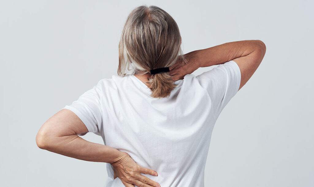 mulher com dor nas costas após cirurgia bariátrica