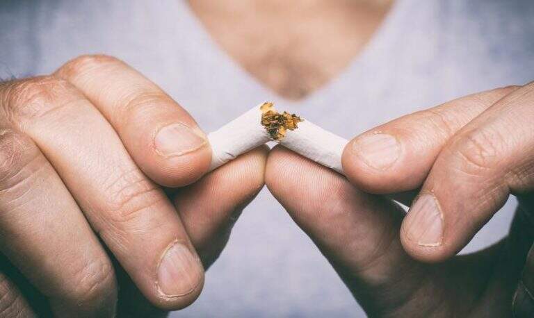 O cigarro pode contribuir para as dores na sua coluna.