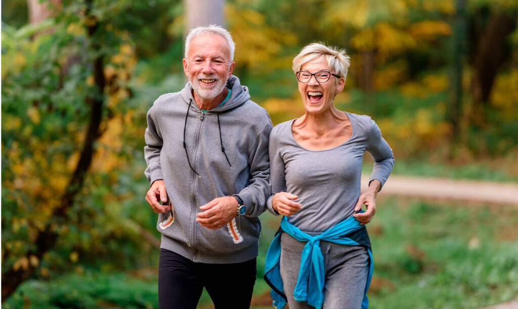 idosos se exercitando para prevenir dor nas costas