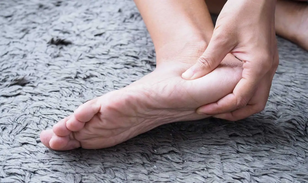 Uma pessoa com ciático inflamado sentindo dor no pé