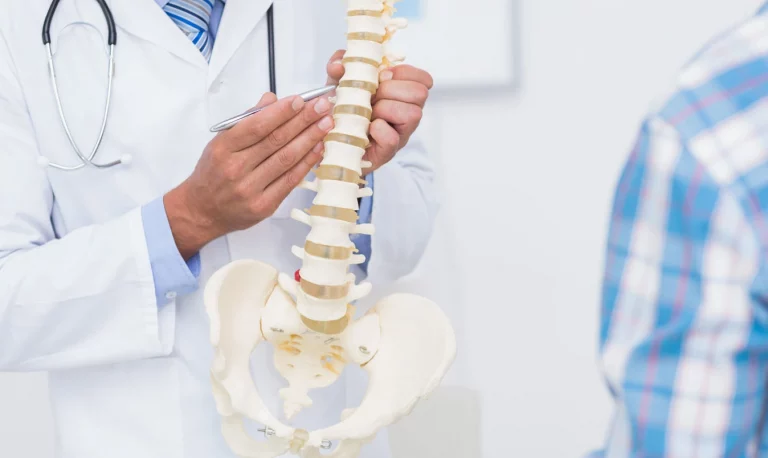 Como as estruturas da coluna podem causar dor nas costas?