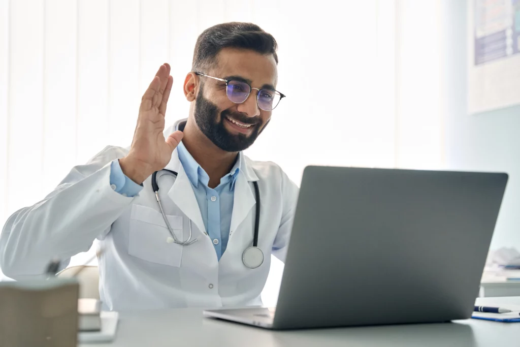 Médico conversando com paciente em uma consulta online.